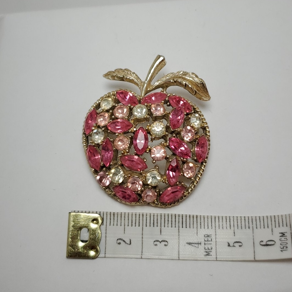 Pink apple pin - Picture 3 of 4
